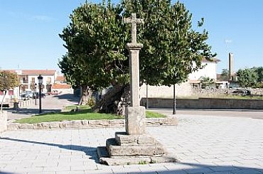 Cruz junto a la Iglesia de Santa Marina